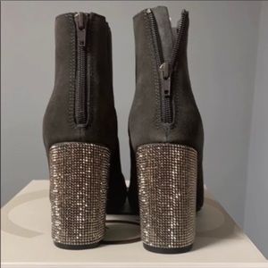 Kenneth Cole Gray suede ankle boots w/ bling size8